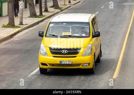 VARADERO, KUBA - 2. SEPTEMBER 2023: Gelber Hyundai H-1 Van, Taxifahrzeug in den Straßen von Varadero, Kuba Stockfoto