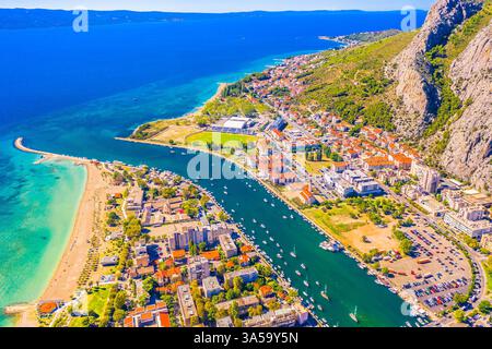 Luftaufnahme von Omis mit dem Fluss Cetina, der auf die Adria trifft, Kroatien Stockfoto