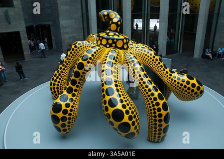 Tanzender Kürbis. Retrospektive des japanischen Künstlers Yayoi Kusama in der National Gallery of Victoria, Melbourne, 2025 Stockfoto