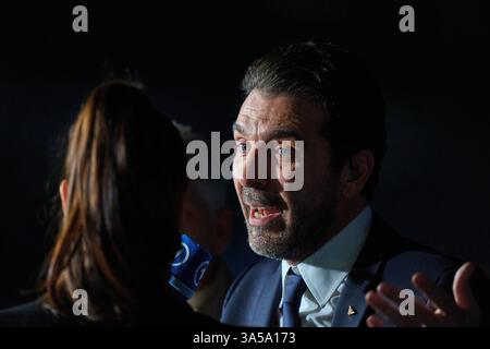 Mailand, Italien. März 2025. Gianluigi Buffon Leiter der italienischen Delegation im Interview mit Esther Sedlaczek, Moderatorin ARD Sport Moderatorin, Sportmoderatorin, Journalistin, beim Spiel der UEFA Nations League 2025 ITALIEN - DEUTSCHLAND 1-2 in der Saison 2024/2025 am 20. März 2025 in Mailand, Italien. Fotograf: ddp Images/STAR-Images Credit: ddp Media GmbH/Alamy Live News Stockfoto