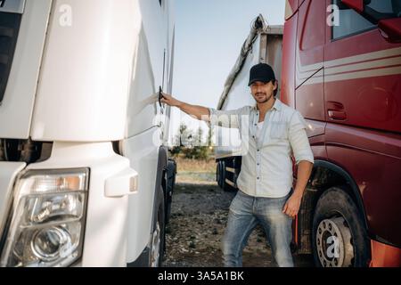 Öffnen der Tür. Der Lkw-Fahrer befindet sich in der Nähe des Transports im Freien. Stockfoto