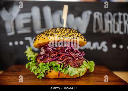 Frische bunte vegane Burger mit Gemüse auf der Theke auf dem lokalen Lebensmittelmarkt im Sommer - Nahaufnahme. Outdoor-Küche, Gastronomie, Vegetarier, Street-Food-Konzept Stockfoto