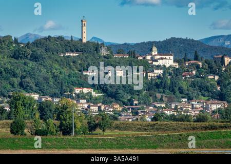 Panoramablick auf die Stadt Trissino in der Provinz Vicenza, Italien. Stockfoto