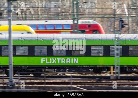 Gleisvorfeld am Hauptbahnhof Stuttgart mit Zug von Flixtrain. Noch fahren hier Züge. Nach Abschluss des Projekts Stuttgart 21 sollen hier Wohnungen und das neue Rosensteinquartier und Wohnungen entstehen. // 20.03.2025: Stuttgart, Baden-Württemberg, Deutschland, Europa *** Gleisvorfeld am Stuttgarter Hauptbahnhof mit Flixtrain-Zügen fahren hier noch nach Abschluss des Projekts Stuttgart 21 sollen hier Wohnungen und das neue Rosensteinviertel und Wohnungen gebaut werden 20 03 2025 Stuttgart, Baden Württemberg, Deutschland, Europa Stockfoto