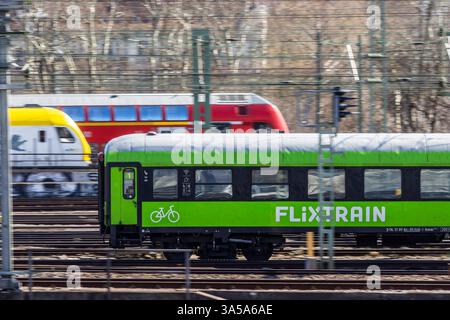 Gleisvorfeld am Hauptbahnhof Stuttgart mit Zug von Flixtrain. Noch fahren hier Züge. Nach Abschluss des Projekts Stuttgart 21 sollen hier Wohnungen und das neue Rosensteinquartier und Wohnungen entstehen. // 20.03.2025: Stuttgart, Baden-Württemberg, Deutschland, Europa *** Gleisvorfeld am Stuttgarter Hauptbahnhof mit Flixtrain-Zügen fahren hier noch nach Abschluss des Projekts Stuttgart 21 sollen hier Wohnungen und das neue Rosensteinviertel und Wohnungen gebaut werden 20 03 2025 Stuttgart, Baden Württemberg, Deutschland, Europa Stockfoto