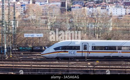 Gleisvorfeld am Hauptbahnhof Stuttgart mit ICE. ICE 4 XXL Bundesrepublik Deutschland mit Sonderlackierung. Noch fahren hier Züge. Nach Abschluss des Projekts Stuttgart 21 sollen hier Wohnungen und das neue Rosensteinquartier und Wohnungen entstehen. // 20.03.2025: Stuttgart, Baden-Württemberg, Deutschland, Europa *** Gleisvorfeld am Stuttgarter Hauptbahnhof mit ICE 4 XXL Bundesrepublik Deutschland mit Sonderlackierung verkehren hier noch Züge nach Abschluss des Projekts Stuttgart 21 sollen hier Wohnungen und das neue Rosensteinviertel und Wohnungen gebaut werden 20 03 2025 Stuttgart, Baden Stockfoto