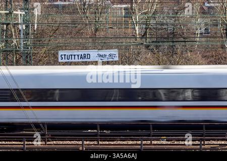 Gleisvorfeld am Hauptbahnhof Stuttgart mit ICE. ICE 4 XXL Bundesrepublik Deutschland mit Sonderlackierung. Noch fahren hier Züge. Nach Abschluss des Projekts Stuttgart 21 sollen hier Wohnungen und das neue Rosensteinquartier und Wohnungen entstehen. // 20.03.2025: Stuttgart, Baden-Württemberg, Deutschland, Europa *** Gleisvorfeld am Stuttgarter Hauptbahnhof mit ICE 4 XXL Bundesrepublik Deutschland mit Sonderlackierung verkehren hier noch Züge nach Abschluss des Projekts Stuttgart 21 sollen hier Wohnungen und das neue Rosensteinviertel und Wohnungen gebaut werden 20 03 2025 Stuttgart, Baden Stockfoto