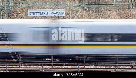 Gleisvorfeld am Hauptbahnhof Stuttgart mit ICE. ICE 4 XXL Bundesrepublik Deutschland mit Sonderlackierung. Noch fahren hier Züge. Nach Abschluss des Projekts Stuttgart 21 sollen hier Wohnungen und das neue Rosensteinquartier und Wohnungen entstehen. // 20.03.2025: Stuttgart, Baden-Württemberg, Deutschland, Europa *** Gleisvorfeld am Stuttgarter Hauptbahnhof mit ICE 4 XXL Bundesrepublik Deutschland mit Sonderlackierung verkehren hier noch Züge nach Abschluss des Projekts Stuttgart 21 sollen hier Wohnungen und das neue Rosensteinviertel und Wohnungen gebaut werden 20 03 2025 Stuttgart, Baden Stockfoto