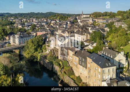 Luftaufnahme einer Stadt Oloron-Sainte-Marie, Baskenland, Südwestfrankreich. Stockfoto