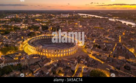 Luftaufnahme der Stadt Arles bei Nacht, Südfrankreich Stockfoto