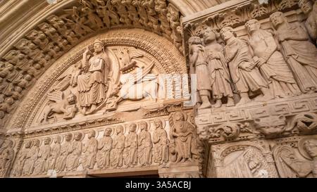 Details zum Westportal der Kathedrale Saint Trophime in Arles, Frankreich. Stockfoto