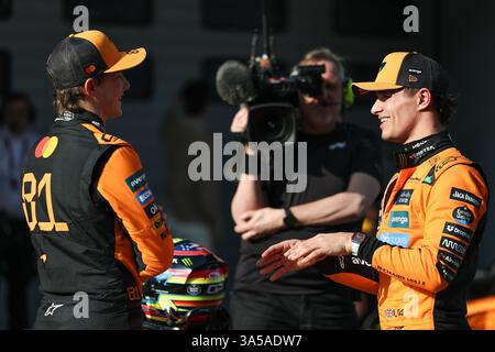 Shanghai. März 2025. McLarens Fahrer Lando Norris aus Großbritannien (R) spricht mit seinem Teamkollegen Oscar Piastri aus Australien nach dem Qualifying zum Formel-1-Großen Preis von China auf dem Shanghai International Circuit im ostchinesischen Shanghai am 22. März 2025. Quelle: Qian Jun/Xinhua/Alamy Live News Stockfoto