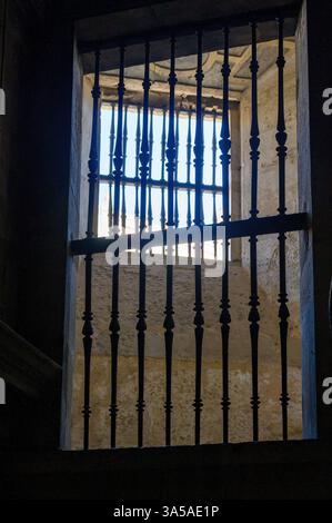 Architektonische Merkmale der alten Sicherheitsriegel in einem Fenster in der Kathedrale von Sevilla. Stockfoto
