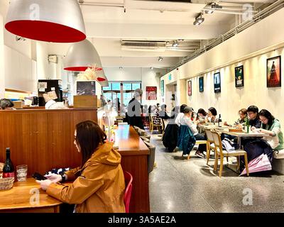 Taipeh, Taiwan, Menschenmassen, sitzen an Tischen, drinnen, Lokales Kino, „Huashan Art Cinemas“, Taiwanes Cinema Cafe, Central Art Park, Stockfoto