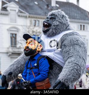 Basel, Kanton Basel-Stadt, Schweiz - 12. März 2025: Teilnehmer am Karneval in Basel, Schweiz. Basler Fasnacht 2025 Parade Kostümmaske. Stockfoto