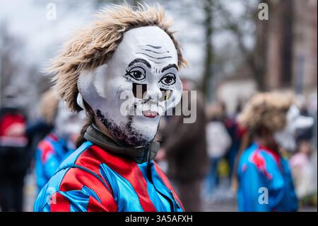 Basel, Kanton Basel-Stadt, Schweiz - 12. März 2025: Teilnehmer am Karneval in Basel, Schweiz. Basler Fasnacht 2025 Parade Kostümmaske. Stockfoto