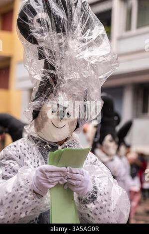 Basel, Kanton Basel-Stadt, Schweiz - 12. März 2025: Teilnehmer am Karneval in Basel, Schweiz. Basler Fasnacht 2025 Parade Kostümmaske. Stockfoto