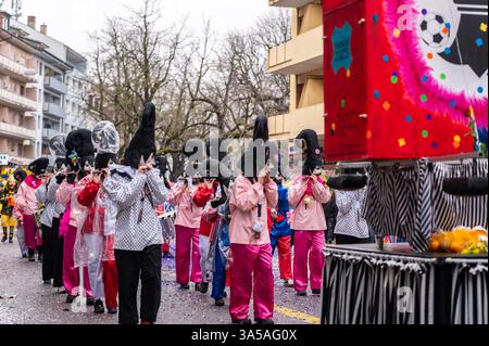 Basel, Kanton Basel-Stadt, Schweiz - 12. März 2025: Teilnehmer am Karneval in Basel, Schweiz. Basler Fasnacht 2025 Parade Kostümmaske. Stockfoto