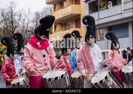 Basel, Kanton Basel-Stadt, Schweiz - 12. März 2025: Teilnehmer am Karneval in Basel, Schweiz. Basler Fasnacht 2025 Parade Kostümmaske. Stockfoto