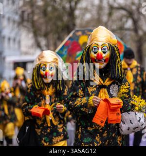 Basel, Kanton Basel-Stadt, Schweiz - 12. März 2025: Teilnehmer am Karneval in Basel, Schweiz. Basler Fasnacht 2025 Parade Kostümmaske. Stockfoto