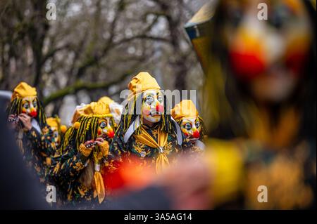 Basel, Kanton Basel-Stadt, Schweiz - 12. März 2025: Teilnehmer am Karneval in Basel, Schweiz. Basler Fasnacht 2025 Parade Kostümmaske. Stockfoto