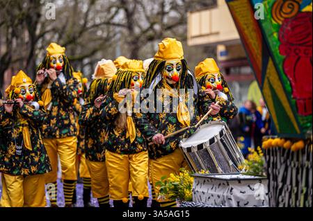 Basel, Kanton Basel-Stadt, Schweiz - 12. März 2025: Teilnehmer am Karneval in Basel, Schweiz. Basler Fasnacht 2025 Parade Kostümmaske. Stockfoto