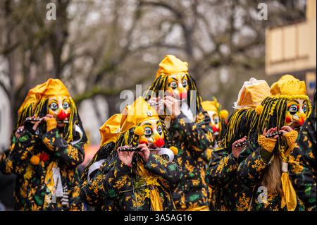 Basel, Kanton Basel-Stadt, Schweiz - 12. März 2025: Teilnehmer am Karneval in Basel, Schweiz. Basler Fasnacht 2025 Parade Kostümmaske. Stockfoto