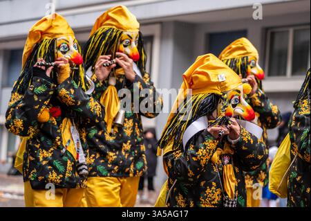Basel, Kanton Basel-Stadt, Schweiz - 12. März 2025: Teilnehmer am Karneval in Basel, Schweiz. Basler Fasnacht 2025 Parade Kostümmaske. Stockfoto