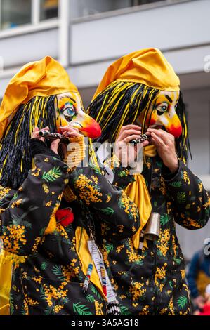 Basel, Kanton Basel-Stadt, Schweiz - 12. März 2025: Teilnehmer am Karneval in Basel, Schweiz. Basler Fasnacht 2025 Parade Kostümmaske. Stockfoto