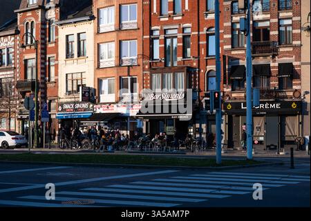 Bars und Snack-Restaurants im Simonis-Kreisverkehr in Koekelberg, Brüssel-Hauptstadt, Belgien. März 2025 Stockfoto