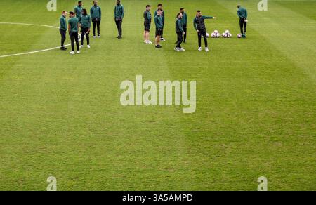 Allgemeine Ansicht des Gillingham-Spielers auf dem Spielfeld vor dem Spiel während des Spiels der Sky Bet League 2 im MEMS Priestfield Stadium, Gillingham. Bilddatum: Samstag, 22. März 2025. Stockfoto