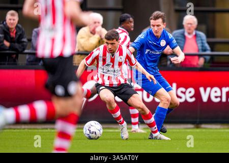 Rotterdam, Niederlande. März 2025. ROTTERDAM, 22-03-2025, Sportkomplex Nieuw Terbregge, Saison 2024/2025, Fußball, Tweede Divisie . Spiel zwischen Jong Sparta und Barendrecht. Jong Sparta Spieler Aymane Bais und Barendrecht Spieler Jay Brand Credit: Pro Shots/Alamy Live News Stockfoto