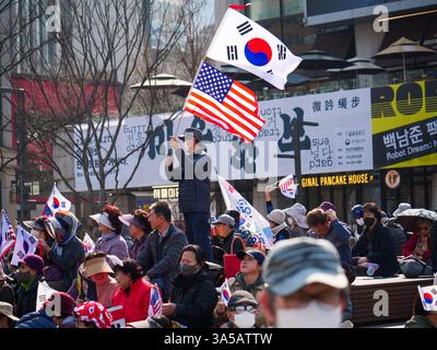 Seoul, Südkorea. März 2025. Ein Unterstützer des Amtsenthebten Präsidenten Yoon Suk Yeol hält südkoreanische und amerikanische Flaggen bei einer Kundgebung am Gwanghwamun Square in der Innenstadt von Seoul, Südkorea, am Samstag, den 22. März 2025. Das Land wartet gespannt auf ein Urteil des Verfassungsgerichts darüber, ob er seine Amtsenthebung aufrechterhalten soll. Foto: Thomas Maresca/UPI Credit: UPI/Alamy Live News Stockfoto