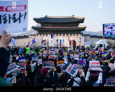 Seoul, Südkorea. März 2025. Demonstranten fordern, dass der angeklagte südkoreanische Präsident Yoon Suk Yeol am Samstag, den 22. März 2025, vor dem Gyeongbokgung Palace in der Innenstadt von Seoul aus dem Amt entfernt wird. Das Land wartet gespannt auf ein Urteil des Verfassungsgerichts darüber, ob er seine Amtsenthebung aufrechterhalten soll. Foto: Thomas Maresca/UPI Credit: UPI/Alamy Live News Stockfoto