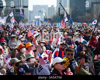 Seoul, Südkorea. März 2025. Anhänger des angeklagten südkoreanischen Präsidenten Yoon Suk Yeol veranstalten am Samstag, den 22. März 2025, eine massive Kundgebung auf dem Gwanghwamun Square in der Innenstadt von Seoul. Das Land wartet gespannt auf ein Urteil des Verfassungsgerichts darüber, ob er seine Amtsenthebung aufrechterhalten soll. Foto: Thomas Maresca/UPI Credit: UPI/Alamy Live News Stockfoto