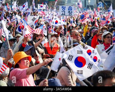 Seoul, Südkorea. März 2025. Anhänger des angeklagten südkoreanischen Präsidenten Yoon Suk Yeol veranstalten am Samstag, den 22. März 2025, eine massive Kundgebung auf dem Gwanghwamun Square in der Innenstadt von Seoul. Das Land wartet gespannt auf ein Urteil des Verfassungsgerichts darüber, ob er seine Amtsenthebung aufrechterhalten soll. Foto: Thomas Maresca/UPI Credit: UPI/Alamy Live News Stockfoto