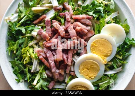 Löwenzahnsalat mit hart gekochten Eiern und Speck, Diuretika, Vitamin, gesunde Nahrung Stockfoto