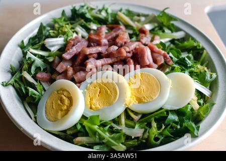 Löwenzahnsalat mit hart gekochten Eiern und Speck, Diuretika, Vitamin, gesunde Nahrung Stockfoto