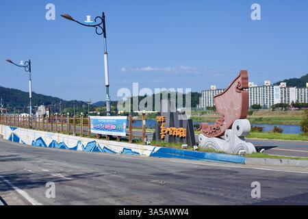 Naju City, Südkorea - 24. September 2020: Eingang zur Hongeo Street mit dekorativer Skulptur und Beschilderung entlang der Flussstraße Marki Stockfoto