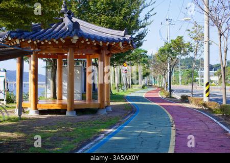 Naju City, Südkorea - 24. September 2020: Ein traditioneller koreanischer Holzpavillon mit gekacheltem Dach befindet sich neben dem farbenfrohen Yeongsangang Bike Path, o Stockfoto
