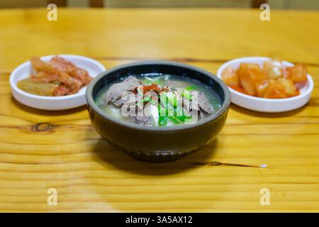 Naju City, Südkorea - 24. September 2020: Eine Schüssel Naju Gomtang, eine traditionelle koreanische Rindfleischsuppe, serviert mit frischen grünen Zwiebeln und rotem Pfeffer fla Stockfoto