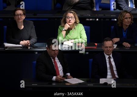 Svenja Schulze, Bundestag DEU, Deutschland, Deutschland, Berlin, 18.03.2025 Svenja Schulze, Bundesministerin für wirtschaftliche Zusammenarbeit und Entwicklung, Bundesentwicklungsministerin, SPD waehrend der Debatte im Plenum der 214. Sitzung , die letzte Plenarsitzung der 20. Legislaturperiode am 18. März 2025 vor der Abstimmung der Sondersitzung ueber die Aenderung vom Grundgsetz zur Schuldenbremse und Sondervermoegen im Plenarsaal Deutscher Bundestag in Berlin Deutschland en: Svenja Schulze, Bundesministerin für Entwicklungsfragen SPD im Plenarsaal des Deutschen Bundestages in der S Stockfoto