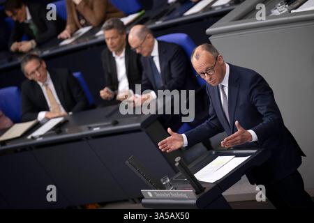 Friedrich Merz, Bundestag DEU, Deutschland, Berlin, 18.03.2025 Rede vom Kanzlerkandidat Friedrich Merz , Vorsitzender der CDU und Fraktionsvorsitzender , vor Regierungsbank mit Olaf Scholz , Bundeskanzler der Bundesrepublik Deutschland SPD , Robert Habeck , Bundesminister für Wirtschaft und Klimaschutz, Vizekanzler, Buendnis 90 die Gruenen und mit Joerg Jörg Kukies , deutscher Finanzminister SPD , waehrend der Debatte im Plenum der 214. Sitzung , die letzte Plenarsitzung der 20. Legislaturperiode am 18. März 2025 vor der Abstimmung der Sondersitzung ueber die Aenderung vom Grundgsetz Stockfoto