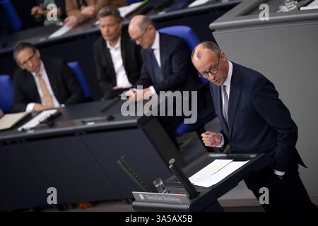Friedrich Merz, Bundestag DEU, Deutschland, Berlin, 18.03.2025 Rede vom Kanzlerkandidat Friedrich Merz , Vorsitzender der CDU und Fraktionsvorsitzender , vor Regierungsbank mit Olaf Scholz , Bundeskanzler der Bundesrepublik Deutschland SPD , Robert Habeck , Bundesminister für Wirtschaft und Klimaschutz, Vizekanzler, Buendnis 90 die Gruenen und mit Joerg Jörg Kukies , deutscher Finanzminister SPD , waehrend der Debatte im Plenum der 214. Sitzung , die letzte Plenarsitzung der 20. Legislaturperiode am 18. März 2025 vor der Abstimmung der Sondersitzung ueber die Aenderung vom Grundgsetz Stockfoto