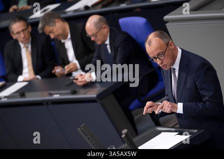Friedrich Merz, Bundestag DEU, Deutschland, Berlin, 18.03.2025 Rede vom Kanzlerkandidat Friedrich Merz , Vorsitzender der CDU und Fraktionsvorsitzender , vor Regierungsbank mit Olaf Scholz , Bundeskanzler der Bundesrepublik Deutschland SPD , Robert Habeck , Bundesminister für Wirtschaft und Klimaschutz, Vizekanzler, Buendnis 90 die Gruenen und mit Joerg Jörg Kukies , deutscher Finanzminister SPD , waehrend der Debatte im Plenum der 214. Sitzung , die letzte Plenarsitzung der 20. Legislaturperiode am 18. März 2025 vor der Abstimmung der Sondersitzung ueber die Aenderung vom Grundgsetz Stockfoto