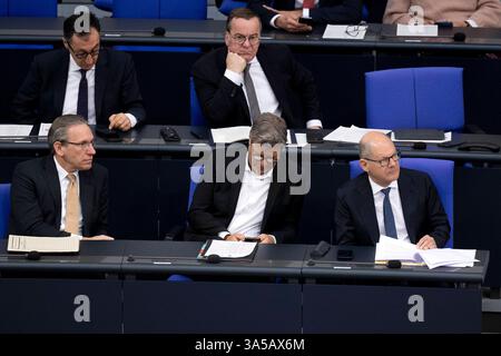 OLAF Scholz, Bundestag DEU, Deutschland, Deutschland, Berlin, 18.03.2025 Regierungsbank mit Olaf Scholz , Bundeskanzler der Bundesrepublik Deutschland SPD , Robert Habeck , Bundesminister für Wirtschaft und Klimaschutz, Vizekanzler, Buendnis 90 die Gruenen und Jörg Kukies , deutscher Finanzminister SPD , waehrend der Debatte im Plenum der 214. Sitzung , die letzte Plenarsitzung der 20. Legislaturperiode am 18. März 2025 vor der Abstimmung der Sondersitzung ueber die Aenderung vom Grundgsetz zur Schuldenbremse und Sondervermoegen im Plenarsaal Deutscher Bundestag in Berlin Deutschland en: Go Stockfoto