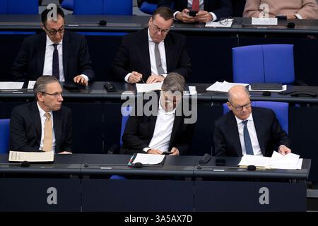 OLAF Scholz, Bundestag DEU, Deutschland, Deutschland, Berlin, 18.03.2025 Regierungsbank mit Olaf Scholz , Bundeskanzler der Bundesrepublik Deutschland SPD , Robert Habeck , Bundesminister für Wirtschaft und Klimaschutz, Vizekanzler, Buendnis 90 die Gruenen und Jörg Kukies , deutscher Finanzminister SPD , waehrend der Debatte im Plenum der 214. Sitzung , die letzte Plenarsitzung der 20. Legislaturperiode am 18. März 2025 vor der Abstimmung der Sondersitzung ueber die Aenderung vom Grundgsetz zur Schuldenbremse und Sondervermoegen im Plenarsaal Deutscher Bundestag in Berlin Deutschland en: Go Stockfoto