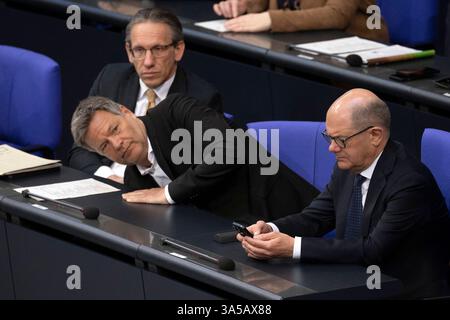 OLAF Scholz, Bundestag DEU, Deutschland, Deutschland, Berlin, 18.03.2025 Regierungsbank mit Olaf Scholz , Bundeskanzler der Bundesrepublik Deutschland SPD , Robert Habeck , Bundesminister für Wirtschaft und Klimaschutz, Vizekanzler, Buendnis 90 die Gruenen und Jörg Kukies , deutscher Finanzminister SPD , waehrend der Debatte im Plenum der 214. Sitzung , die letzte Plenarsitzung der 20. Legislaturperiode am 18. März 2025 vor der Abstimmung der Sondersitzung ueber die Aenderung vom Grundgsetz zur Schuldenbremse und Sondervermoegen im Plenarsaal Deutscher Bundestag in Berlin Deutschland en: Go Stockfoto
