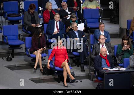 Sahra Wagenknecht, Bundestag DEU, Deutschland, Berlin, 18.03.2025 Sahra Wagenknecht von der Partei Buendnis Bündnis BSW Sahra Wagenknecht mit Mitgliedern Ihrer Fraktion und rechts Mitglieder der Partei die linke, Linkspartei waehrend der Debatte im Plenum der 214. Sitzung , die letzte Plenarsitzung der 20. Legislaturperiode am 18. März 2025 vor der Abstimmung der Sondersitzung ueber die Aenderung vom Grundgsetz zur Schuldenbremse und Sondervermoegen im Plenarsaal Deutscher Bundestag in Berlin Deutschland en: Sahra Wagenknecht von der BSW-Bündnispartei Sahra Wagenknecht mit membe Stockfoto