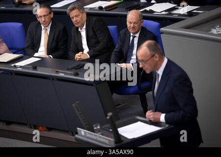 Friedrich Merz, Bundestag DEU, Deutschland, Berlin, 18.03.2025 Rede vom Kanzlerkandidat Friedrich Merz , Vorsitzender der CDU und Fraktionsvorsitzender , vor Regierungsbank mit Olaf Scholz , Bundeskanzler der Bundesrepublik Deutschland SPD , Robert Habeck , Bundesminister für Wirtschaft und Klimaschutz, Vizekanzler, Buendnis 90 die Gruenen und mit Joerg Jörg Kukies , deutscher Finanzminister SPD , waehrend der Debatte im Plenum der 214. Sitzung , die letzte Plenarsitzung der 20. Legislaturperiode am 18. März 2025 vor der Abstimmung der Sondersitzung ueber die Aenderung vom Grundgsetz Stockfoto
